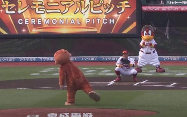 「全裸で初じゃね？」　炎天下で豪快ピッチ…人気歌手も大喝采の一投「おもろすぎる」