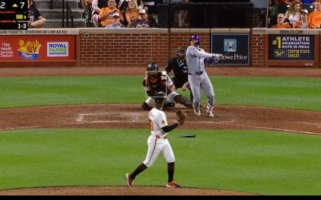 球場騒然のハプニング発生… 鈴木誠也の折れたバットが相手ピッチャーを強襲した瞬間「これは怖い」「根元からだな…」