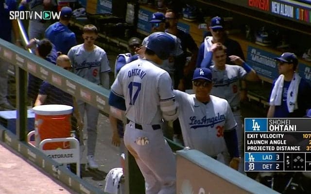 大谷翔平の記念すべき米通算200号でロバーツ監督が“真っ先に”… カメラが一瞬捉えたドジャースベンチの“感動的光景”