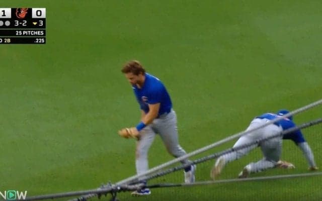 捕球をめぐり炎上… 鈴木誠也とチームメイトが激しく衝突　ネット上で物議を醸した“問題シーン”「キレてる？」「守備範囲だった」