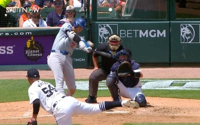 カメラが捉えた凄まじい破裂音！ 大谷翔平のメジャー通算200号“驚愕打球”に捕手が見せた一瞬の“動き” 無意識の反応が物語る衝撃の瞬間