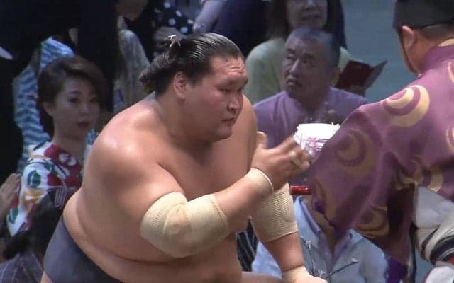 照ノ富士、2場所連続休場からの再起に白星発進も…“3大関2関脇”が初日に総崩れ 先場所優勝の大の里、カド番の大関・貴景勝らも黒星 1横綱4大関が敗れた先場所の初日に続き大荒れ