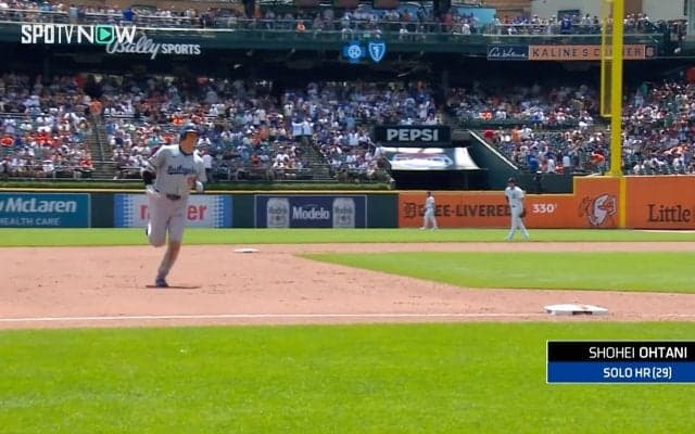 こんなの絶対入るだろ！ 大谷翔平、メジャー通算200号で外野手が見せた“諦めの”瞬間　“あっという間に”断念…異例の“確信ランニング”