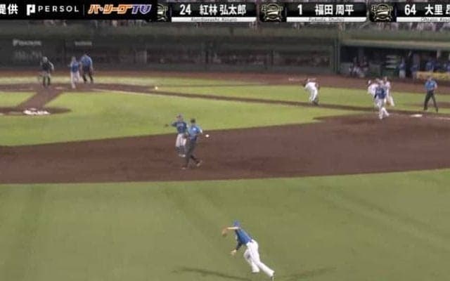 一体、何が起きた…？まさかの暴走→バックホームで両軍ファン混乱の衝撃シーン「カオスw」「登場人物全員おもろい」