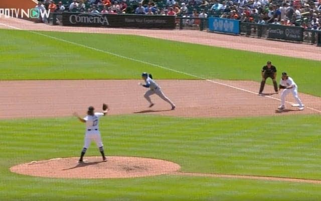 球場騒然！一体、何が起きた…！？ 大谷翔平、いくらなんでもやりすぎ　牽制されたのに全力スタート→余裕で盗塁を決める瞬間「結局走るんかい」「ピッチャー完全無視ｗ」