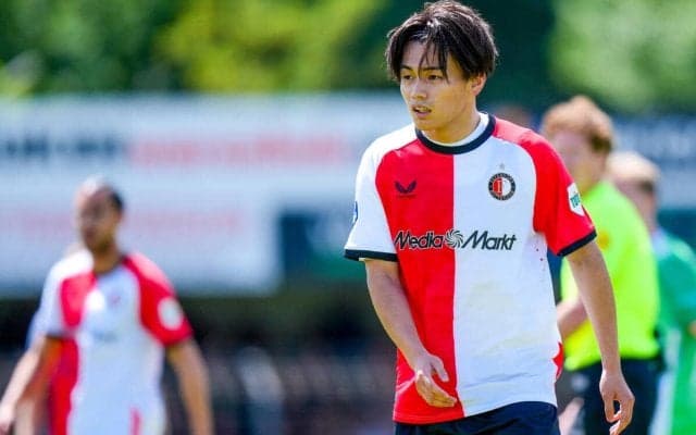 上田綺世が「AYASE」ボード掲げる親子サポーターにユニフォームを手渡し！　フェイエノールトがファンサービスぶりを公開