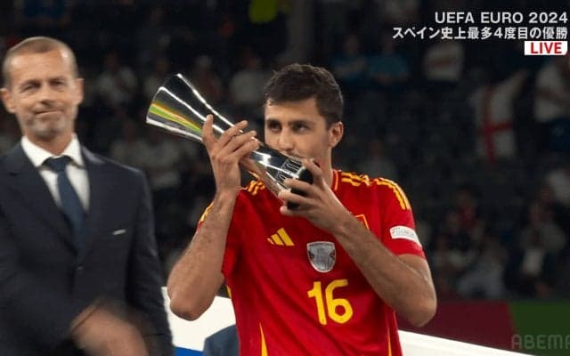 「バロンドールもあるな！」ロドリがEURO最優秀選手を受賞！ 攻守の要としてスペイン代表を欧州王者に導く「一気にファンになったわ」「大会を通じて効いてた」