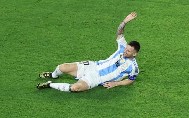 「心が痛い」「こんなの見たくない」バランス崩し転倒…連覇目指したメッシが途中交代しベンチで大号泣「こっちも泣いてしまいそう」