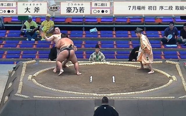 土俵下に力士が転落も…驚異の身体能力で衝撃を回避 見事な受け身に驚きと称賛の声