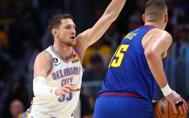 NBAで11年間プレーしたビッグマン、マイク・マスカーラが33歳で現役引退へ