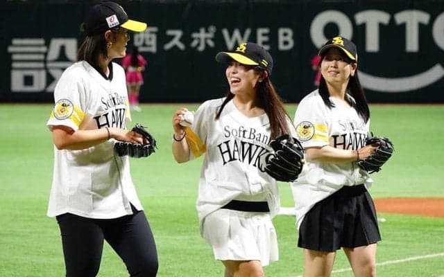 人気女子アスリートが登場　鷹ユニ＆キャップで笑顔の一投…さすがの運動能力披露