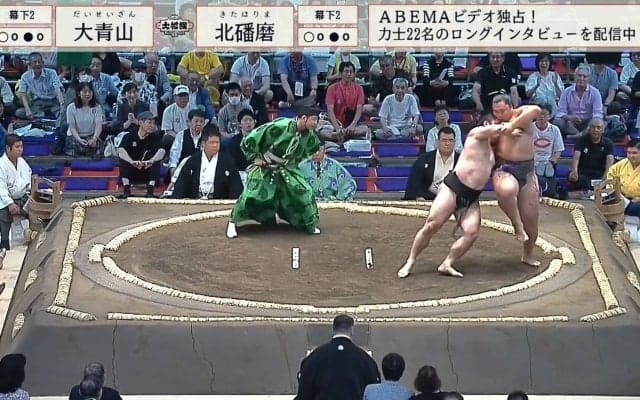 相撲ファン“お口あんぐり”のド迫力な結末 両力士が土俵下に同時落下の衝撃「めっちゃ盛り上がった」「凄まじい相撲」どよめき広がる