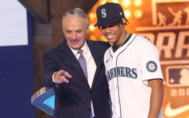 全米ドラ1…異色の“両投げ”に「夢中になりそう」　21歳にファン興味津々「カッコいい！」