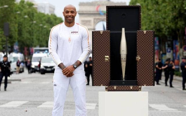 「冗談かと思った」アンリ監督が名誉ある聖火リレー第一走者に…建国国記念日にパリのシャンゼリゼ通りでスタート