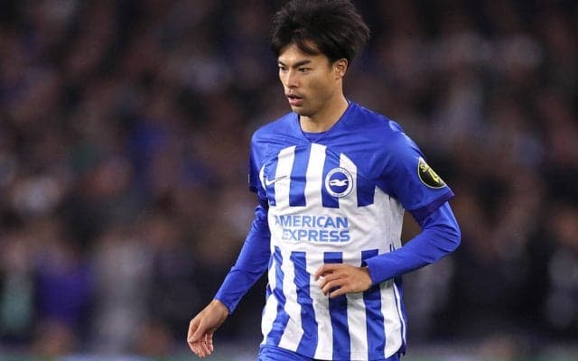 「アメイジング」「思ったよりもレトロ」三笘薫＆清家貴子も着用するブライトンの新ユニフォーム発表！ シンプルな青のストライプは好評「結構好き」