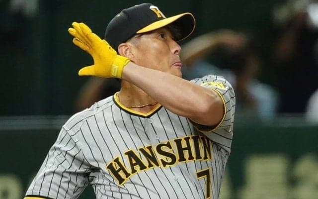 42歳で軽々スタンドへ「なんで引退した」　NPB去り2年も…変わらぬ超人が「えぐすぎる」