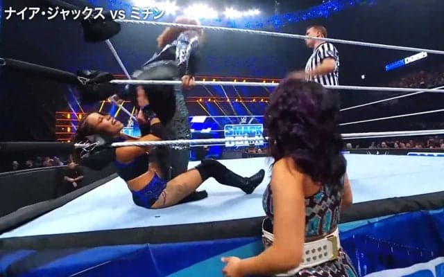 女子レスラー、必殺の巨尻攻撃でハプニング発生 相手選手の顔面から何かがポロリ… 気の毒な瞬間