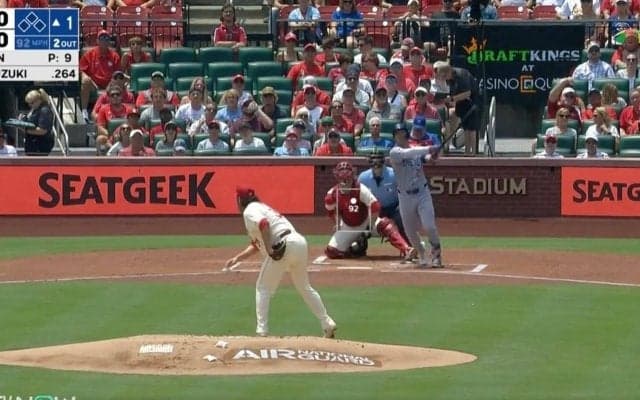 動かない… 一体、何が起きた！？ 鈴木誠也、神ってる特大アーチで“異変”　被弾した巨漢投手のリアクションが話題に「棒立ちｗ」「秒であきらめた」