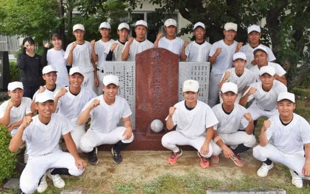 初の甲子園、記憶はここに　和歌山・耐久高校、記念碑お披露目