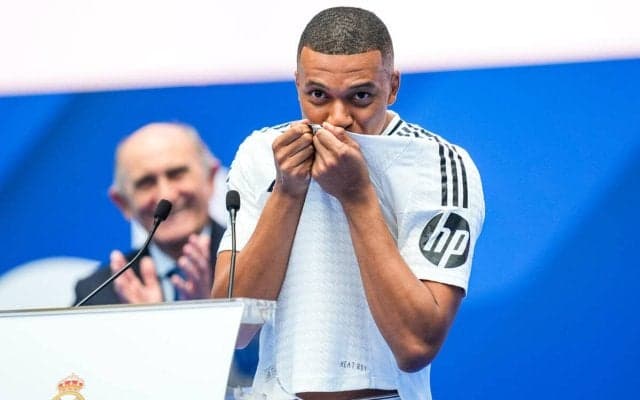 「何度も夢見てきた！」ムバッペがレアルと正式契約！5年契約締結、背番号「9」をファンの前でお披露目「このクレストに自分の命を捧げる」