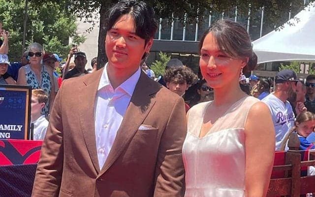 大谷翔平「中に自分の犬がプリントされています」　ベージュスーツのド派手裏地を解説