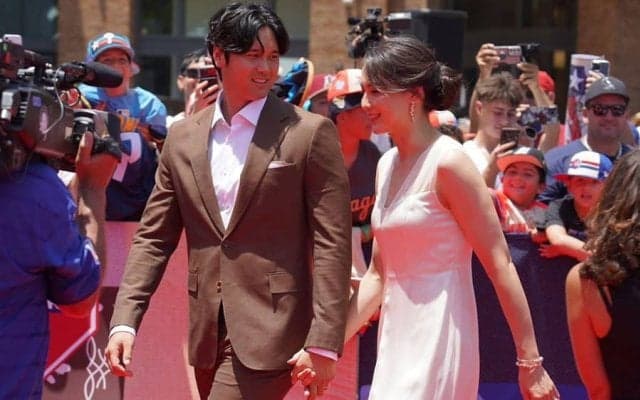 大谷翔平、真美子夫人と手つなぎレッドカーペット登場　裏地に愛犬…デコピンスーツ披露
