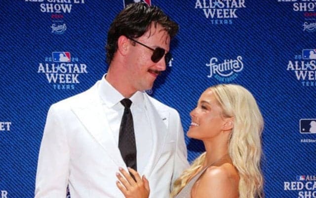 “怪物”の美人彼女は「やっぱ可愛いな」　ざっくりゴージャスドレスが「綺麗すぎてヤバ！」