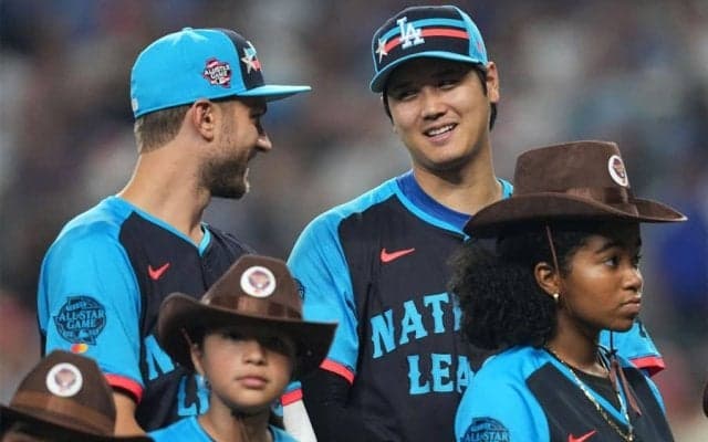 大谷翔平、子どもに“神対応”　1人1人にハイタッチ…試合前の整列で素敵な光景