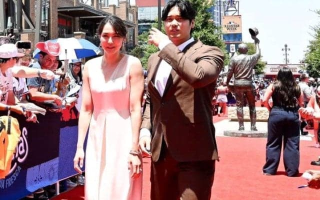 「文句なしの美しさ」大谷翔平の妻・真美子さんが披露した背中ぱっくりの“大胆”白ドレス姿にファン喝采「こんな美男美女ありか」