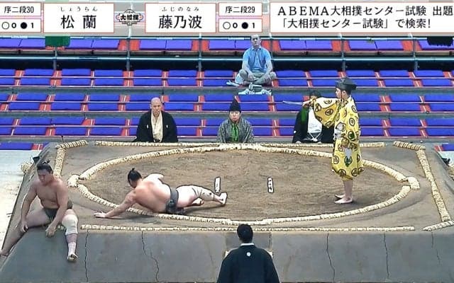 「何が起きた？」力士が突如、倒れ込んだ…土俵際の“珍手”で大逆転 アクロバティックな決着にファン騒然