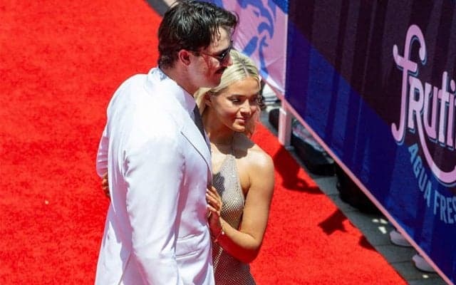 「キラキラドレス」で魅了　金髪なびかせ…“怪物新人”の彼女が球宴を席巻「楽しい」