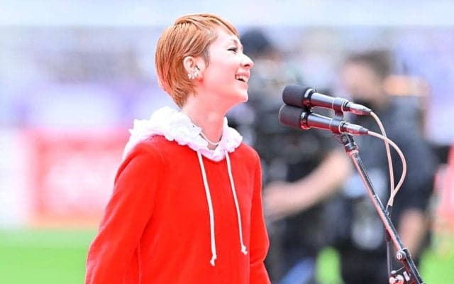 「手の叩き方が名将だ」人気歌手・木村カエラがJ1公式戦で「ロッカーアウトする選手を熱く鼓舞する姿」が大反響！「最高かよ♡」「さらに好きになる」と話題の裏側映像