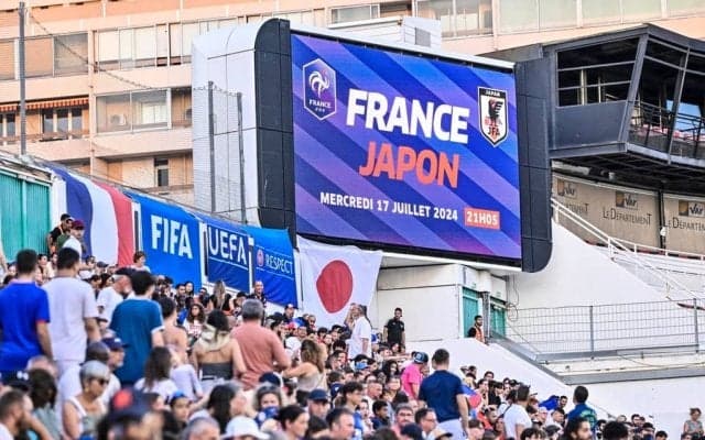 試合直前にまさかの光景……U23フランス代表率いるティエリ・アンリ監督がU23日本代表・大岩剛監督との2ショット撮影を要求！ 現役時に世界的プレイヤーの意外な一面