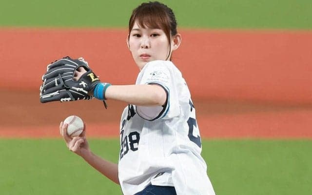 ポニテなびかせ…短パン美女モデルが「かわいい」　豪快投球に場内興奮「素敵でした」