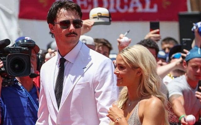 ゴージャスドレスでボール握って珍行動　“怪物新人”の恋人が「本当にかわいい」