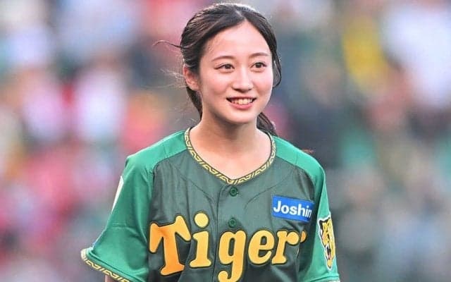甲子園に降臨した最強アイドル　緑ユニで豪快ノーバウンド投球、可憐な笑顔に場内興奮