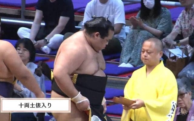 「か、かわいい」「つぶらな瞳が…」人気力士の化粧まわしに熱視線 真ん中に描かれた動物に反響 真っ白から引き締まる黒基調に