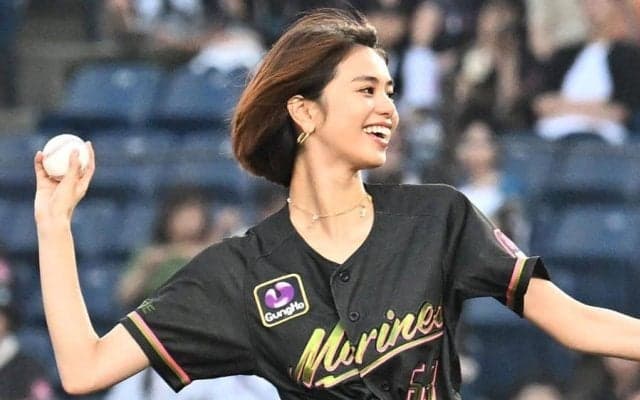 173cm美女の「頭身がバグってる」　抜群スタイルで登場、ヘソ出し投球が「ばりかわいい」