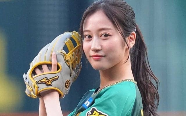 甲子園に舞い降りた“ポニテ美女”が「きゃわわ」　豪快投球をファン称賛「素晴らしい」