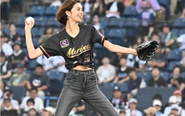 「バランス良すぎ！」ZOZOマリンに降臨した10等身＂女神＂に話題沸騰　 ヘソ出し＆豪快フォームに「ずっと見ていられる」