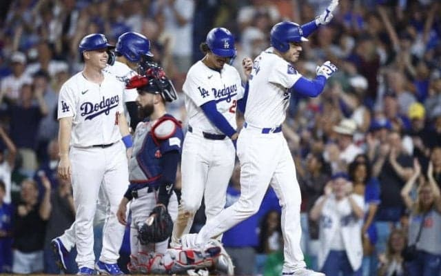 「故意に四球を選ぶ？」フリーマン、逆転満塁弾「観客は何かが起こるのを待っていた」　ロバーツ監督「素晴らしいイニング」