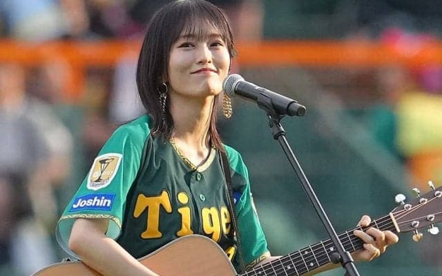 甲子園に降臨した“女神”　限定ユニにスカート姿…美人歌手が「誰よりも可愛い」