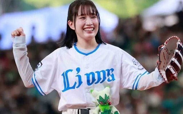 酷暑に透き通る白い肌…ベルーナDに現れた美女声優　豪快投球にファンも拍手