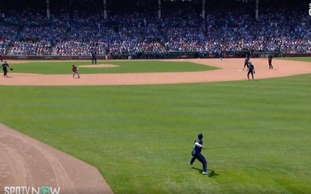 一体、何が起きた…！？ 鈴木誠也、物議を醸すプレー　投手が呆然となった“送球シーン”「難しい場面だな」「走塁に引っかかった？」