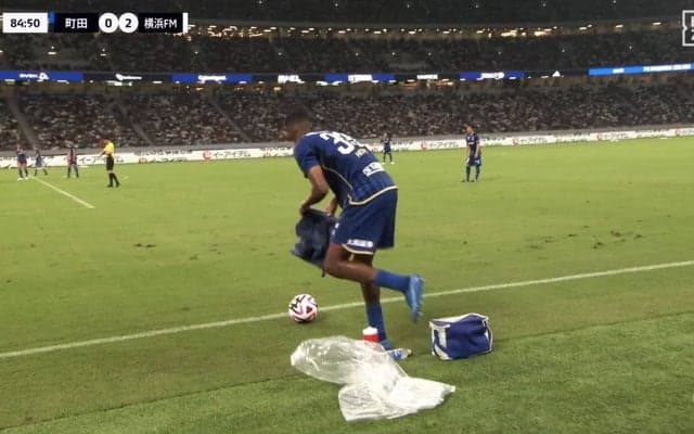 えっ、何それ？ 町田の新技“奇策スローイン”が話題沸騰！「タオルトリックだ！」「このフェイクは面白い」横浜FMが呆気に取られ解説者やファンも驚愕した瞬間