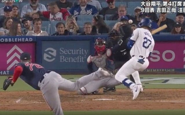 “放送事故級”あわや頭部直撃の危険球！ 顔面ど真ん中に向かっていく剛速球がヤバすぎる　解説者ドン引きのアクシデント発生「よく避けたな…」