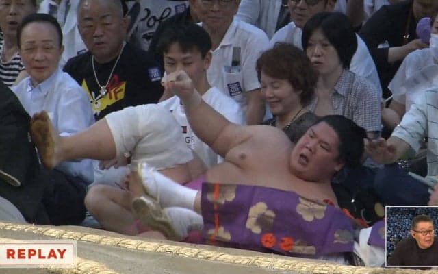 「こんなん惚れてまう」大関が土俵下に落下した力士にジェントルマンな振る舞い「降りるのは優しさしかない」「ああいう所好き」