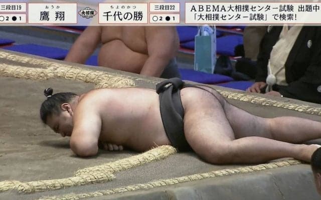 「え、平気？」熱戦直後“バタンッ”と倒れる力士に心配の声「大丈夫かな……」行司が駆け寄る事態も直後に視聴者安堵の瞬間