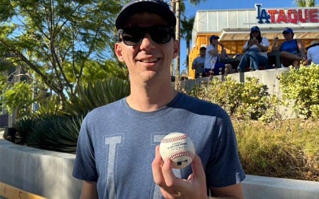 大谷翔平の超特大弾は“場外”へ　飲み物探し…モニター見ていた男性ゲット「運がよかった」