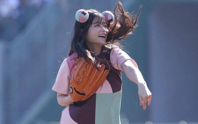 ピンクワンピ＆“うさ耳”が「超可愛いです」　美女インフルエンサーの豪快投球に注目